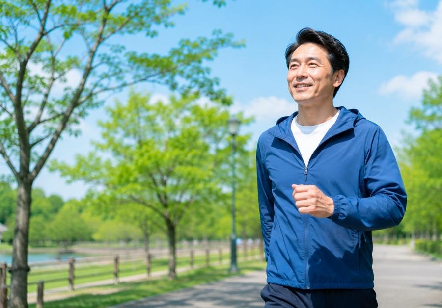体重管理で尿漏れ対策に取り組む男性|肥満・内臓脂肪と腹圧のイメージ