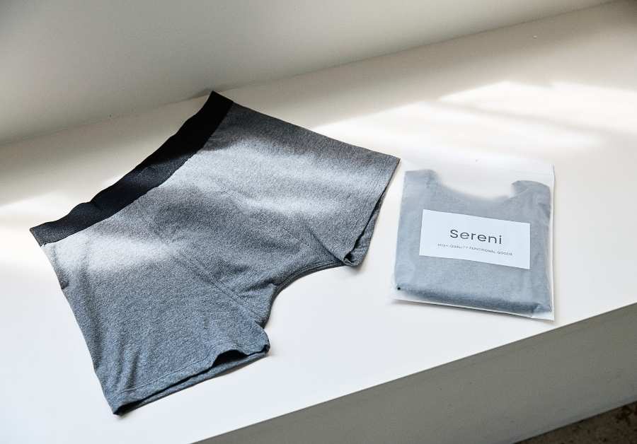 Sereniの吸水パンツとスモークがかかったプライバシーパッケージ。見た目は普通のボクサーパンツ。