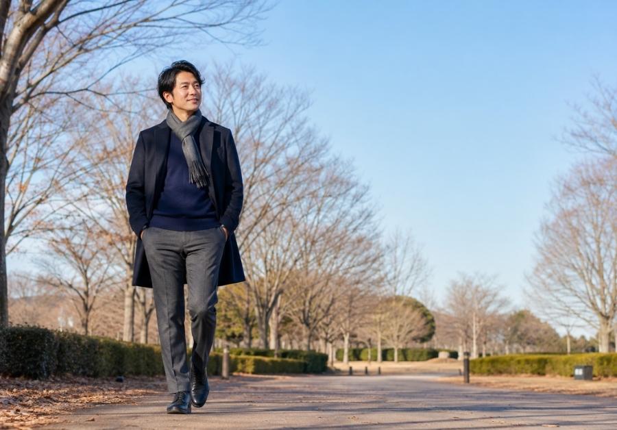 感染後IBSからの回復｜冬晴れの公園を軽やかに散歩する日本人男性