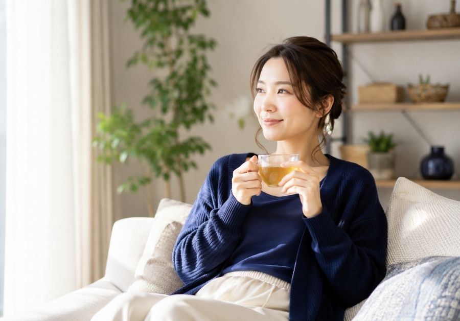 女性のIBS対策｜温かいお茶を手に穏やかにくつろぐ日本人女性