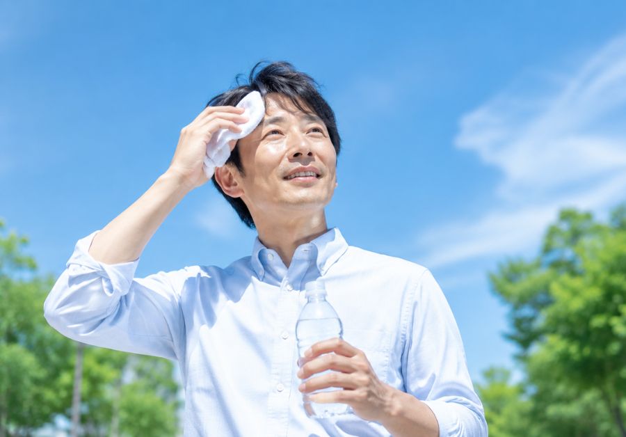 夏の下着の中の不快感は「汗・ニオイ・自律神経」の三重スパイラル。涼感メッシュタイプの吸水パンツと5つの整え方で、猛暑日を快適に過ごす方法を解説します。