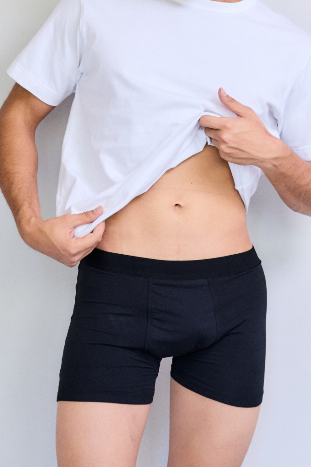 Sereni 吸水ボクサーパンツの着用イメージ｜男性の腰回りフィット感と快適な履き心地を確認できる画像